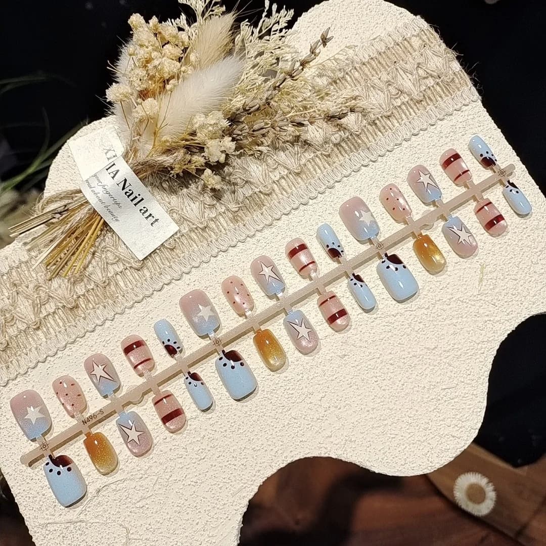Ledeno plave naljepive nokte, mačkasto oko sa zvjezdanim glitterom, kratki balerina oblik