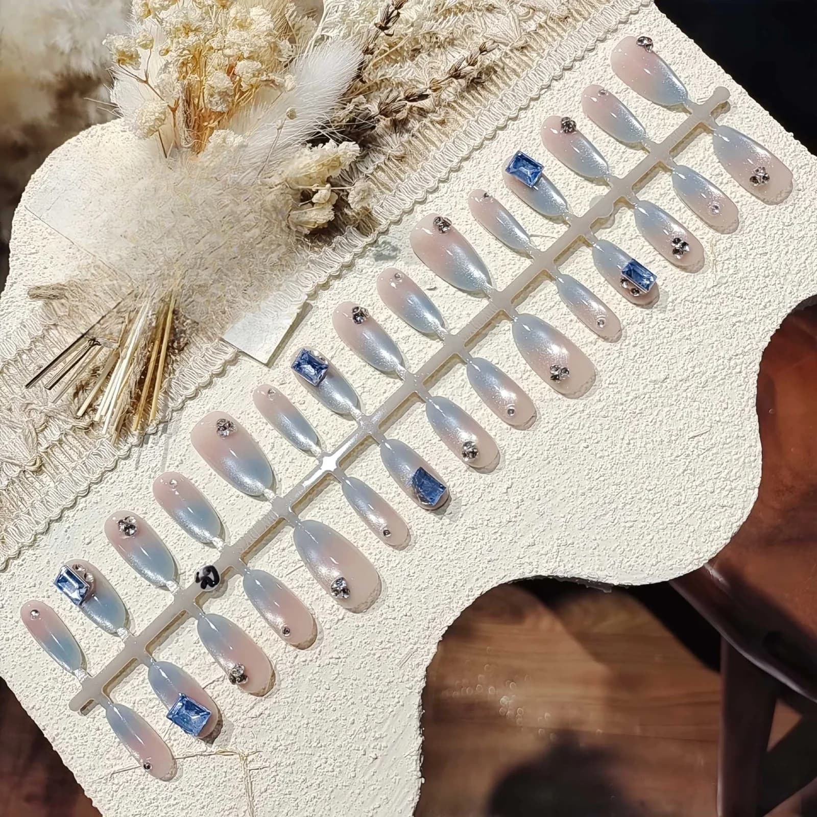 Ledeno plave noktice na lijepljenje Cat Eye s gradijentom glittera, srednji oval