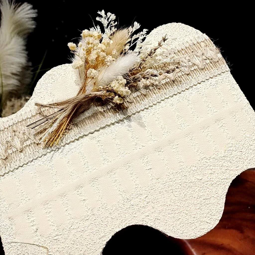 Kratke umjetne nokte tipa coffin s dizajnom tratinčice i mačjeg oka, 30 komada