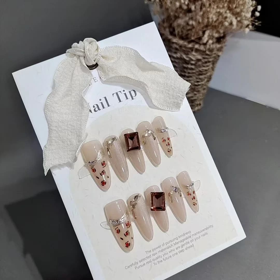 Umjetne nokte s leopard printom i kristalima, dugi stiletto oblik