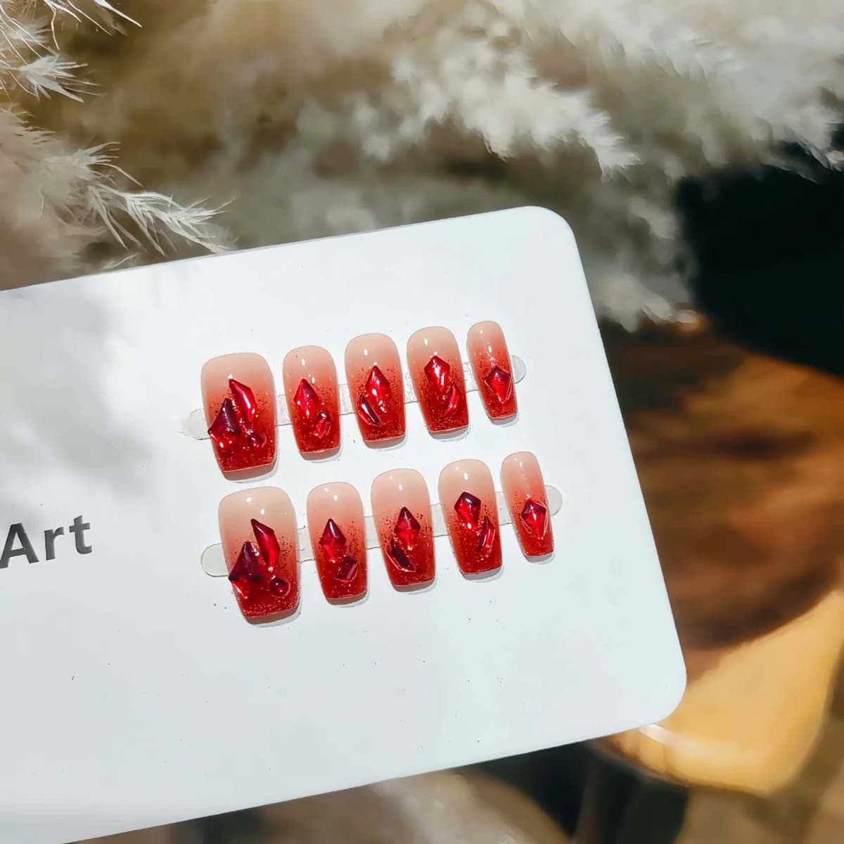 Crvene naljepne nokte s gradijentom i glitterom, kratki coffin oblik