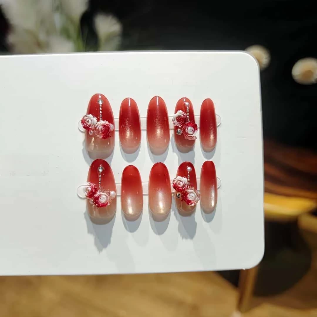 Ružičasti vrt mačje oko umjetni nokti crveni gradijent glitter ovalni oblik