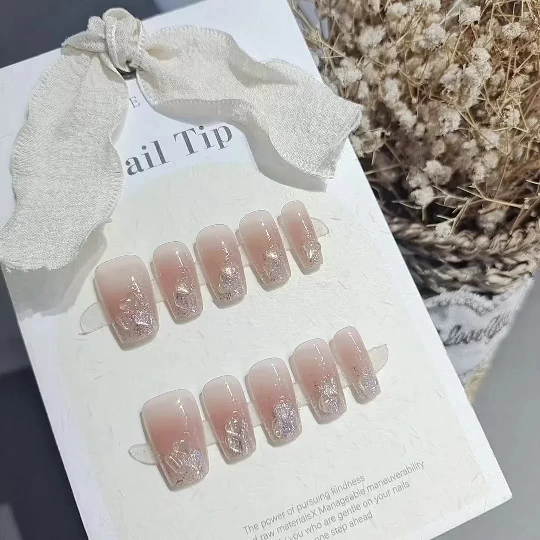 Roze umjetne nokte s kristalima u obliku srca, kratki srednji coffin oblik