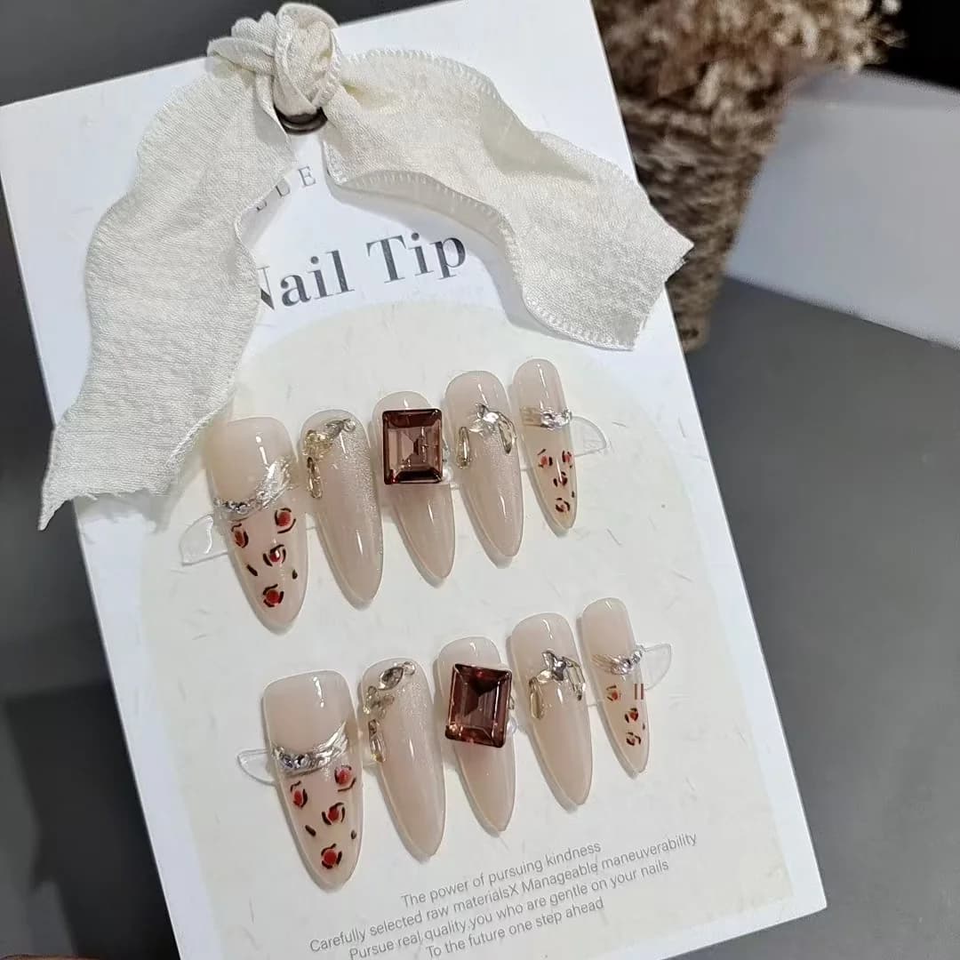Umjetne nokte s leopard printom i kristalima, dugi stiletto oblik