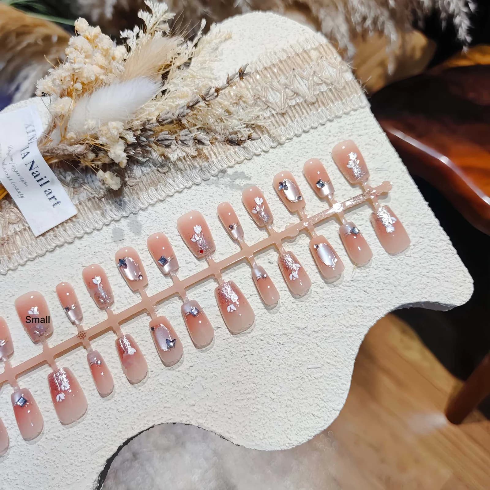 Umjetni nokti mačje oko s zlatnim glitterom i kristalima