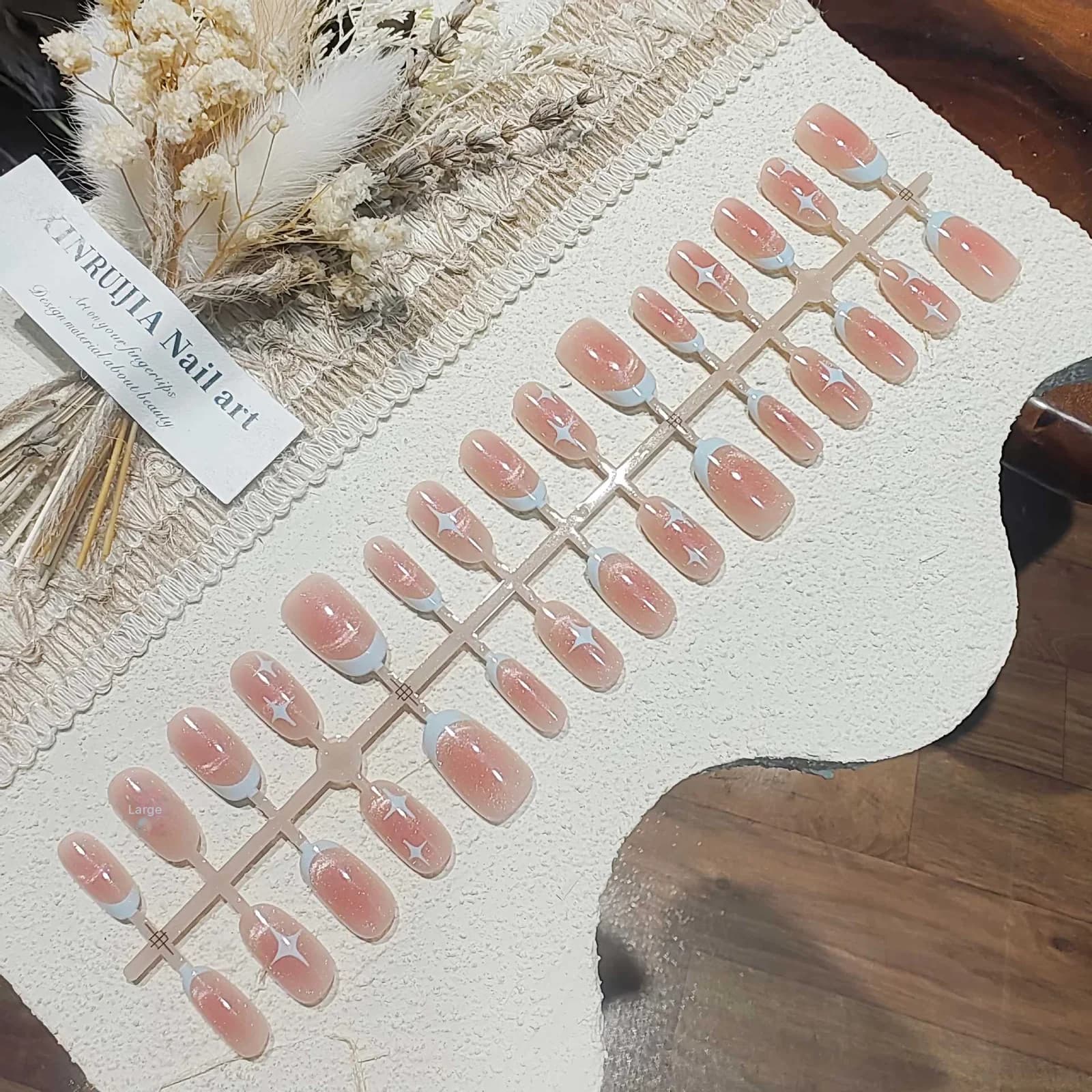 Kratki ovalni umjetni nokti mačje oko, dizajn ružičastog zvjezdanog neba