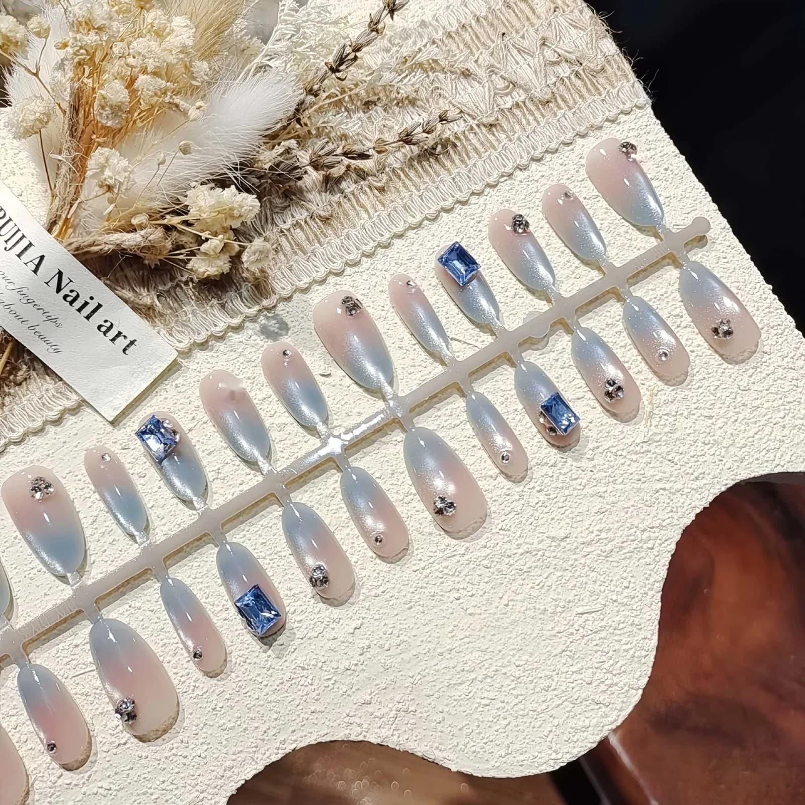 Ledeno plave noktice na lijepljenje Cat Eye s gradijentom glittera, srednji oval