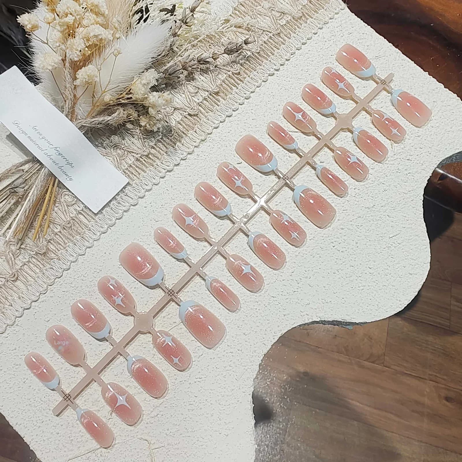 Kratki ovalni umjetni nokti mačje oko, dizajn ružičastog zvjezdanog neba